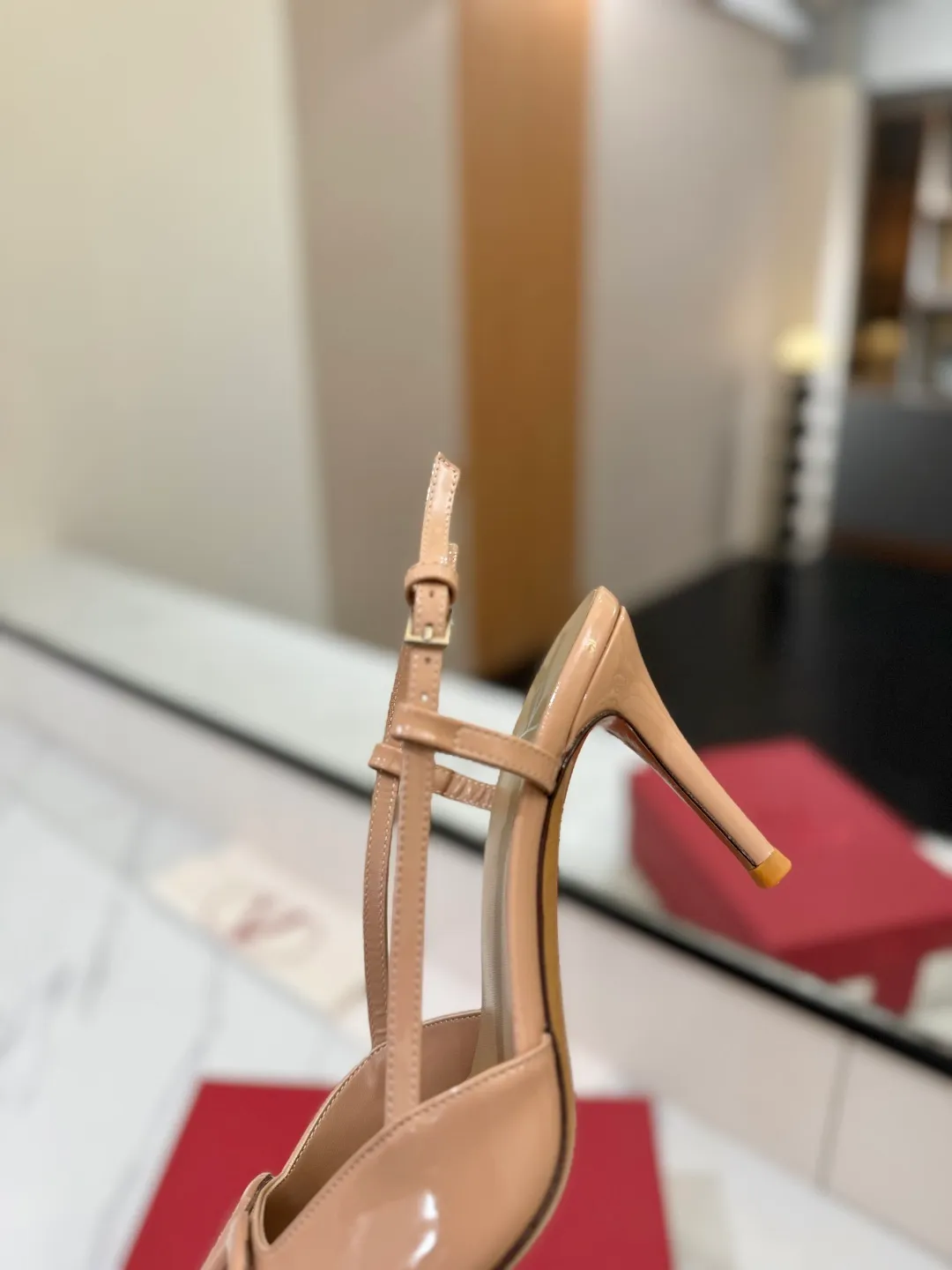 💕💕Factory direct selling price p520💕💕 Valentino launches a new series of sandals, sandals with pointed toe V-buckle sandals. The upper part of the foot is very pedicure-like. The key point is that it is very good and easy to control. It does not grind or tire your feet. It is a walking artifact! Metal VLOGO diamond buckle elements, full of high-end sense! It became sweet instantly.  The avant-garde VLOGO SIGNATURE shoe series interprets VALENTINO GARAVANI's candid attitude. Valentino Garavani V logo back hollow sandals with VLogo Signature decoration, platinum tone VLogo Signature decoration! Upper: imported patent leather Lining: imported goatskin Outsole: Italian leather outsole Heel height: 8cm Size: 35-39 (34-40-41-42 customized size)